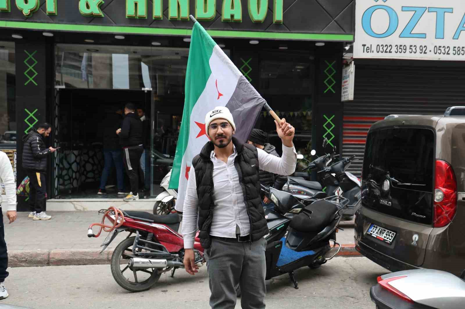 Suriye’de Esad Rejiminin Sona Ermesi Adana’daki Suriyeliler Tarafından Düğün Gibi Kutlandı