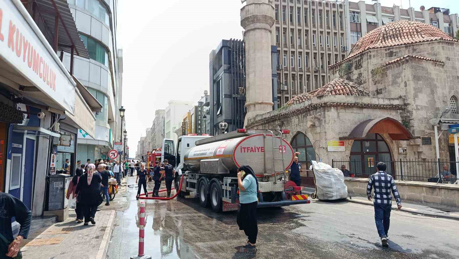 Adana’da Kuyumcu Atölyesinin Bulunduğu Apartmanda Yangın Paniği
